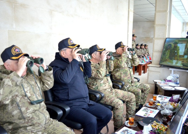 Zakir Həsənov və Hulusi Akar hərbi təlimləri izlədilər